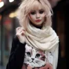 Elegante junge Frau trägt einen Pullover mit einer Cartoon-Katze darauf